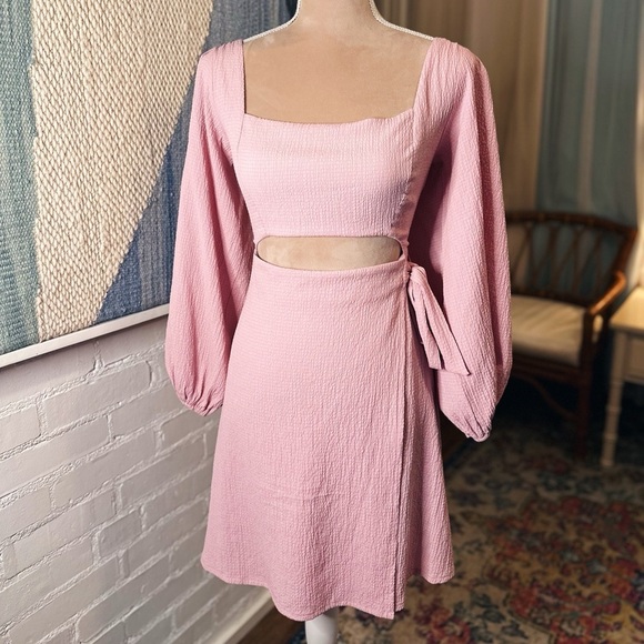 Astr Dresses & Skirts - Astr The Label Dusty Pink Balloon Sleeves Cutout Dress